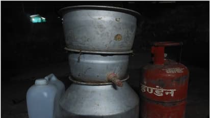 റെയ്ഡിന്റെ മണമടിച്ചാൽ അപ്പോൾ തന്നെ കാടുകയറും, അടുത്ത ദിവസം വീണ്ടും തുടങ്ങും; നാടിനാകെ ശല്യമായി ചാരായവാറ്റ്