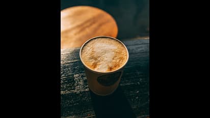 காலை எழுந்த உடனே காபி குடிப்பீங்களா? அப்ப இந்த விஷயங்களை செய்ய மறக்காதீங்க..