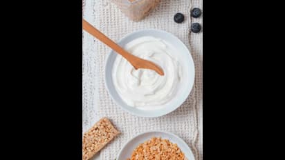 ಪ್ರತಿದಿನ ಮೊಸರು ತಿನ್ನೋದು ಆರೋಗ್ಯಕ್ಕೆ ಒಳ್ಳೇದಾ? ಏನ್ ಹೇಳ್ತಾರೆ ತಜ್ಞರು