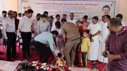 அமைச்சரின் காலடியில் குழந்தையை வைத்து கோரிக்கை விடுத்த ஊழியர்; அதிர்ச்சியில் உறைந்த அமைச்சர்