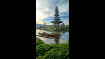 ದೇವಸ್ಥಾನದಲ್ಲಿ ಬೆತ್ತಲೆ ಧ್ಯಾನ ಮಾಡಿದ ವಿದೇಶಿಗನಿಗಾಗಿ ಸರ್ಕಾರ ಹುಡುಕಾಟ