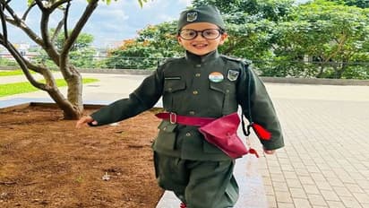 ಕೈಯಲ್ಲಿ ಪತಾಕೆ ಹಿಡಿದು ಮುಗ್ಧ ನಗು ಬೀರಿದ ಖ್ಯಾತ ನಟನ ಮಕ್ಕಳು…. ಯಾರು ಗೆಸ್ ಮಾಡಿ? 