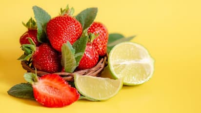 മുഖത്തെ ചുളിവുകളും കരുവാളിപ്പും മാറാനും ചര്മ്മം തിളങ്ങാനും സ്ട്രോബെറി ഇങ്ങനെ ഉപയോഗിക്കാം...