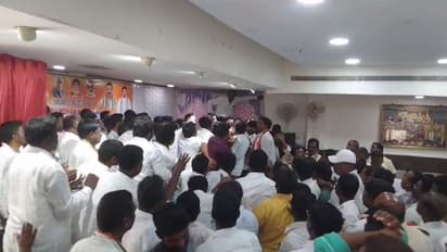 తెలంగాణ కాంగ్రెస్ లో రచ్చకెక్కిన విబేధాలు... క్రమశిక్షణ కమిటీ ఛైర్మన్ ఇలాకాలోనే ఇదీ పరిస్థితి... (వీడియో)