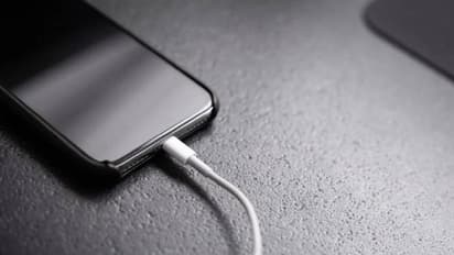 ഓഫീസിൽ ഫോൺ ചാർജ്ജ് ചെയ്ത ജീവനക്കാരനോട് ബോസ് പറഞ്ഞത് കേട്ട് ഞെട്ടി സോഷ്യൽ മീഡിയ