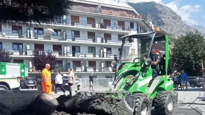 Watch: பருவநிலை மாற்றத்தால் சேற்று சுனாமியில் சிக்கிய இத்தாலி நகரம்; அச்சத்தில் மக்கள்!!