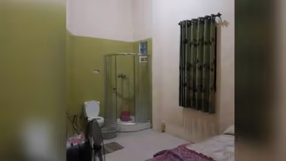 ടോയ്ലെറ്റ് വിത്ത് ബെഡ്ഡ്; കിടപ്പുമുറിയിൽ തന്നെ മറവില്ലാതെ ശുചിമുറി, വൈറലായി ചിത്രം