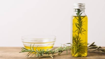 മുടി വളരാനും സ്കിൻ ഭംഗിയാക്കാനും റോസ്മേരി ഓയില് ഉപയോഗിക്കാം...