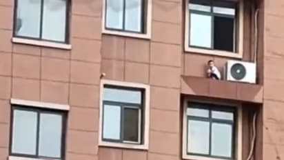 വലിയ കെട്ടിടത്തിന്‍റെ സണ്‍ഷെയ്ഡില്‍ കളിക്കുന്ന കുഞ്ഞ്; നെഞ്ചിടിപ്പിക്കും വീഡിയോ...