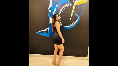 சாச்சிபுட்டாளே... உச்ச கவர்ச்சியில் முன்னழகு.. பின்னழகை.. காட்டி ரணகளம் செய்யும் யாஷிகா! ஹாட் போட்டோஸ்!