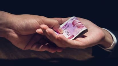 വില്ലേജ് ഓഫീസർക്ക് വേണ്ടത് രണ്ടായിരം. വില്ലേജ് അസിസ്റ്റന്റിന് ആയിരവും; കൈക്കൂലി വാങ്ങുമ്പോൾ കയ്യോടെ പൊക്കി!