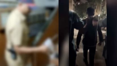 പടിക്കെട്ടിൽ ഒളിച്ചിരുന്നു, അമ്മയുടെ മുന്നിലിട്ട് 12 കാരിയെ 8 തവണ കുത്തി; പ്രണയാഭ്യർഥന നിരസിച്ചതിന് ക്രൂരത