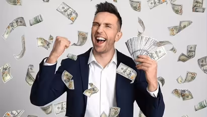 ஒரே நாளில் ரூ.8700 கோடி சம்பாதித்த பெரும் பணக்காரர்.. அவரின் சொத்து மதிப்பு ரூ.4,34,600 கோடி!