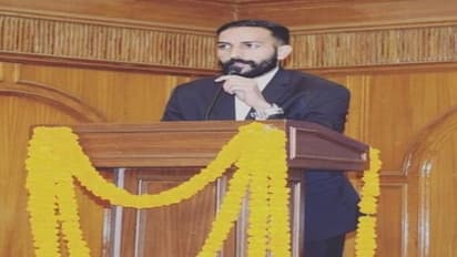 'पढ़े-लिखे नेता को देना वोट' कहने पर गई नौकरी, जानें Unacademy के इस टीचर की कंट्रोवर्सी