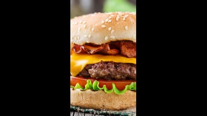 ಬರ್ಗರ್ ನೀಡಿ ಯುವತಿ ಮನಗೆದ್ದ 20 ವರ್ಷದ ಹಿರಿಯ… ಪಾಕಿಸ್ತಾನದಲ್ಲಿ ಇಷ್ಟು ಅಗ್ಗವಾ ಪ್ರೀತಿ?