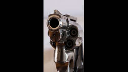 ಬಾರ್ ಸಿಂಗರ್ ಹಣೆಗೆ ರಿವಾಲ್ವರ್ ಇಟ್ಟ ವೇಳೆ ಅಚಾನಕ್ಕಾಗಿ ಸಿಡಿದ ಗುಂಡು, ಪಾಗಲ್ ಪ್ರೇಮಿಗೆ ಗಾಯ!