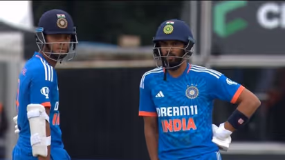 Jasprit Bumrah: டக் ஒர்த் லீவிஸ் முறைப்படி 2 ரன்களில் இந்தியா வெற்றி; முதல் போட்டியிலேயே மகுடம் சூடிய பும்ரா!