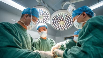 പ്രസവ ശസ്ത്രക്രിയയ്ക്ക് പിന്നാലെ കടുത്ത വയറ് വേദന; പരിശോധനയില് കണ്ടെത്തിയത് കത്രിക, പിന്നാലെ കേസ് !