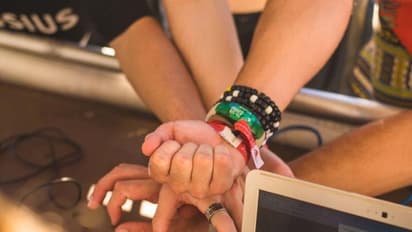 കൈയിലെ റിസ്റ്റ് ബാന്ഡുകള് ബാക്ടീരിയകളുടെ കേന്ദ്രം; ഒളിഞ്ഞിരിക്കുന്നത് വലിയ രോഗങ്ങളെന്ന് പഠനം