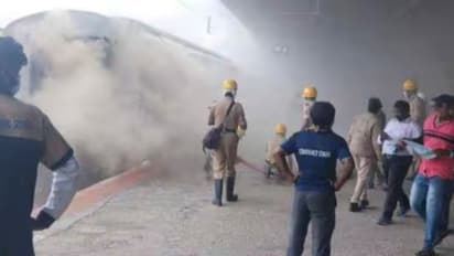 ബംഗളുരുവില് റെയില്വെ സ്റ്റേഷനില് നിര്ത്തിയിട്ടിരുന്ന ട്രെയിനിന് തീപിടിച്ചു