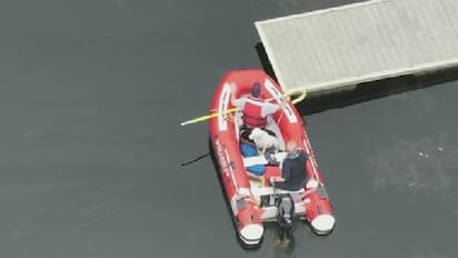 തടാകത്തിൽ വീണ് പേടിച്ചരണ്ട നായയെ രക്ഷപ്പെടുത്തി, നെഞ്ചോട് ചേർത്ത് പിടിച്ച് അഗ്നിശമസേന അംഗങ്ങൾ