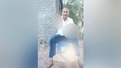 'വിരൽ മുറിച്ചു, നീതിയില്ലെങ്കിൽ ഓരോന്നായി മുറിക്കും'; സഹോദരന്റെയും ഭാര്യയുടെ മരണത്തിൽ മധ്യവയ്സകന്റെ പ്രതിഷേധം!