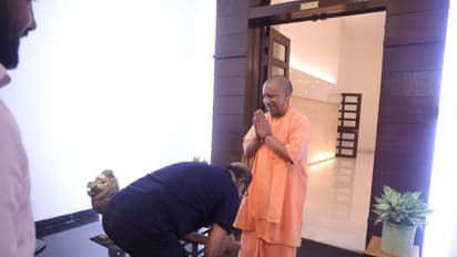 உபி முதல்வர் காலில் விழுந்த ரஜினியை கழுவி ஊற்றும் நெட்டிசன்கள்... இதன் பின்னணியில் இப்படியொரு மேட்டர் இருக்கா!