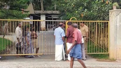 പരിക്കുമായി സ്റ്റേഷനിലെത്തി, ആദ്യം ചികിത്സ തേടാന് നിര്ദേശിച്ച് പൊലീസ്, സ്റ്റേഷന് പൂട്ടി മുങ്ങി യുവാവ്