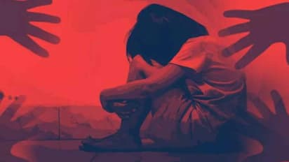 நண்பரின் மைனர் மகளுக்கு பாலியல் தொல்லை.. அரசு அதிகாரி கைது - துணை நின்ற மனைவி மீதும் வழக்கு பதிவு!