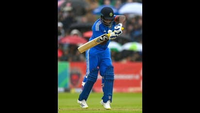 തകര്ച്ചയില് ഇന്ത്യയുടെ രക്ഷകനായി സഞ്ജു സാംസണ്! ഇങ്ങനെയാണ് സഞ്ജുവിനെ ഉപയോഗിക്കേണ്ടതെന്ന് സോഷ്യല് മീഡിയ