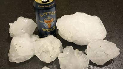 ഭീമൻ ഐസ്‍ കഷ്‍ണം അടർന്നു വീണു, വീടിൻറെ മേൽക്കൂര തകർന്നു, വിമാനത്തിൽ നിന്നും വീണതായി കരുതുന്നുവെന്ന് കുടുംബം