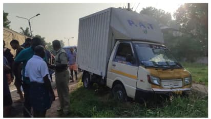 ഡ്രൈവർ ഉറങ്ങിപ്പോയി, റോഡ് മുറിച്ചു കടക്കുന്ന രണ്ട് സ്ത്രീകളെ പിക്കപ്പ് വാൻ ഇടിച്ചു തെറിപ്പിച്ചു; ദാരുണാന്ത്യം