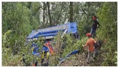 തീർഥാടകർ സഞ്ചരിച്ച ബസ് കൊക്കയിലേക്ക് കൂപ്പുകുത്തി, 7 മരണം, 27 പേർക്ക് പരിക്ക്