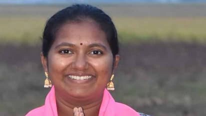 ములుగులో సీతక్కపై మహిళ అభ్యర్థిని దింపిన బీఆర్ఎస్: ఎవరీ నాగజ్యోతి?