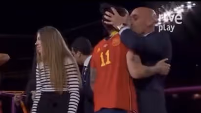 పదవికి ఎసరు తెచ్చిన ముద్దు.. స్పెయిన్ ఫుట్‌బాల్ ఫెడరేషన్ చీఫ్ రాజీనామా