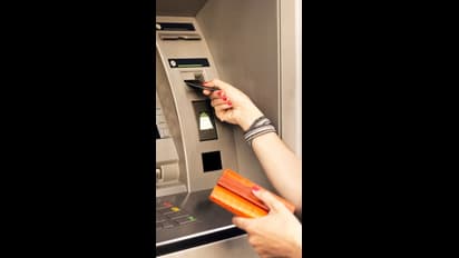 ஆன்டி என்று கூப்பிட்டதால் ஆத்திரம்! ஏடிஎம் காவலாளிக்கு செருப்படி கொடுத்த பெங்களூரு பெண்!