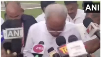 വാര്ത്താ സമ്മേളനത്തിനിടെ പാമ്പ്; മുഖ്യമന്ത്രി കൂൾ, പരിഭ്രാന്തരായി സുരക്ഷാ ജീവനക്കാരും ഒപ്പമുള്ളവരും - വീഡിയോ