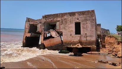 சுடுகாட்டில் வைக்கப்படும் பிணங்களுக்குக் கூட பாதுகாப்பில்லை; கடல் அறிப்பால் குமுறும் கிரமாங்கள்