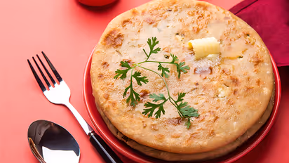 how-to-stuff-paneer-paratha-without-breaking