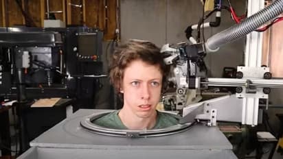 മുടി വെട്ടാൻ റോബോട്ട്; ശാസ്ത്രജ്ഞന്‍റെ വീഡിയോ കണ്ടുനോക്കൂ...