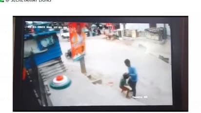 హైదరాబాద్ లో దారుణం... పట్టపగలే నడిరోడ్డుపై బాలుడి గొంతుకోసి సైకో (సిసి ఫుటేజి)