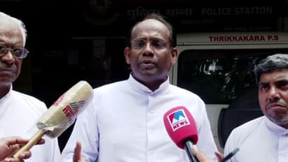 ഏകീകൃത കുർബാന അർപ്പിക്കാത്ത വൈദികർക്കെതിരെ നടപടി, സത്യാഗ്രഹമിരുന്ന വൈദികരെ കസ്റ്റഡിയിലെടുത്ത് നീക്കി