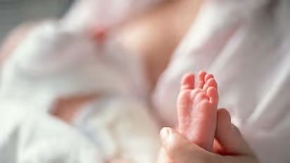 തന്‍റെ സമ്മതമില്ലാതെ കുഞ്ഞിനെ സഹോദരി മുലയൂട്ടി; യുവതിയുടെ പരാതിയില്‍ 'നട്ടംതിരിഞ്ഞ്' പോലീസ് ! 