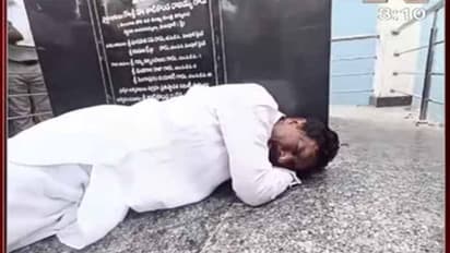 బీఆర్ఎస్ టిక్కెట్టు నిరాకరణ: అంబేద్కర్ విగ్రహం వద్ద కన్నీళ్లు పెట్టుకున్న రాజయ్య