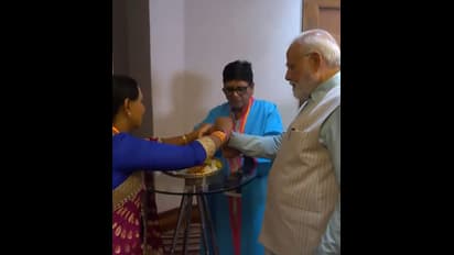 ವಾರ ಮೊದಲೇ ರಕ್ಷಾ ಬಂಧನ ಆಚರಿಸಿದ ಮೋದಿ, ಸೌತ್ ಆಫ್ರಿಕಾದಲ್ಲಿ ರಾಖಿ ಕಟ್ಟಿ ಪ್ರಧಾನಿ ಸ್ವಾಗತಿಸಿದ ಮಹಿಳೆ!