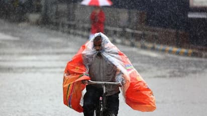 झमाझम बारिश में भीग गया लखनऊ 