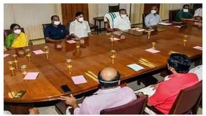 പണമില്ലാത്തതിനാൽ വകുപ്പ് പ്രവർത്തനം നടക്കുന്നില്ലെന്ന് മന്ത്രിമാർ; കരുതലോടെ ചെലവഴിക്കണമെന്ന് മുഖ്യമന്ത്രി