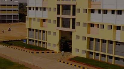 ఘట్కేసర్ శ్రీనిధి కాలేజీ వద్ద ఉద్రిక్తత:విద్యార్థులు, పేరేంట్స్ ఆందోళన