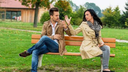 உங்கள் துணை இப்படி நடந்துகொண்டால் கவனிக்காம இருக்காதீங்க.. டாக்ஸிக் உறவின் அறிகுறிகள் இவை தான்.. 