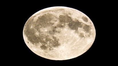 Moon Facts: रहस्यों के साथ मौत का समंदर है चांद, इतने गहरे गड्ढे कि समा जाए माउंट एवरेस्ट